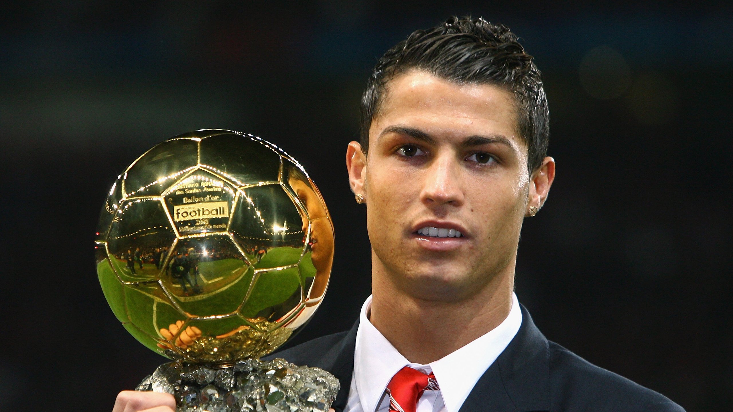 爱游戏公司-英超争议判罚与海港逆转，孙兴慜染红背后的冠军相启示